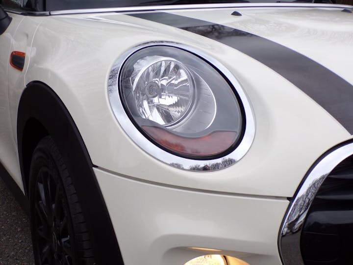 White MINI Hatch 1.5 Cooper 2016