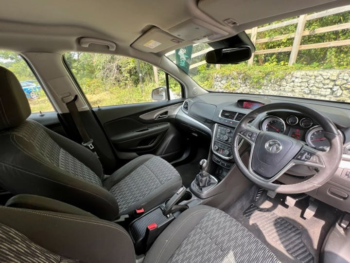 White Vauxhall Mokka 1.6 Exclusiv S/S 2015