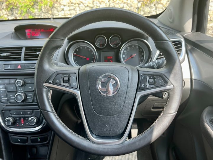 White Vauxhall Mokka 1.6 Exclusiv S/S 2015