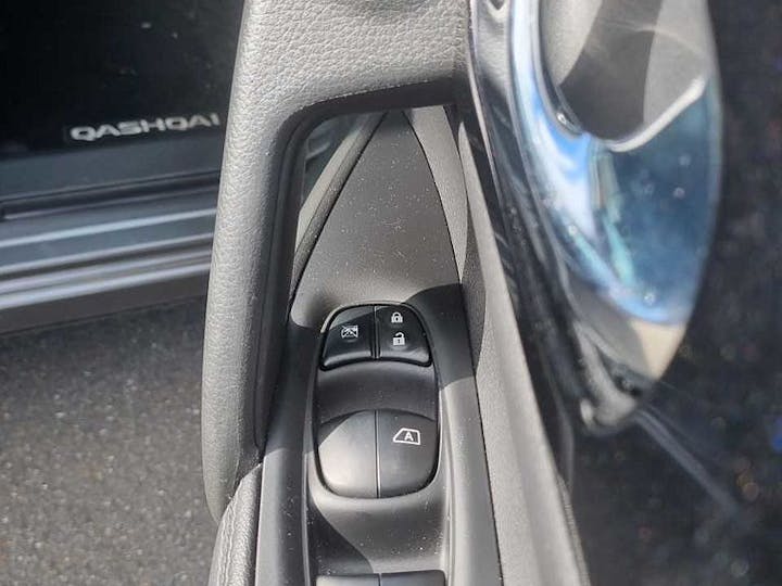 Grey Nissan Qashqai Tekna Dig-t Xtronic 2016