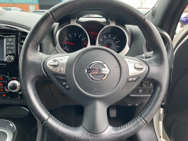 White Nissan Juke 1.6 N-connecta Xtronic 2016