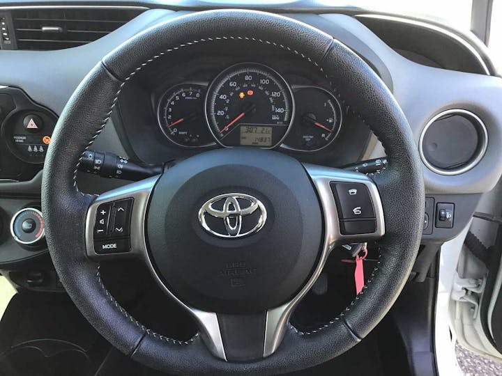 White Toyota Yaris VVT-i Icon 2015